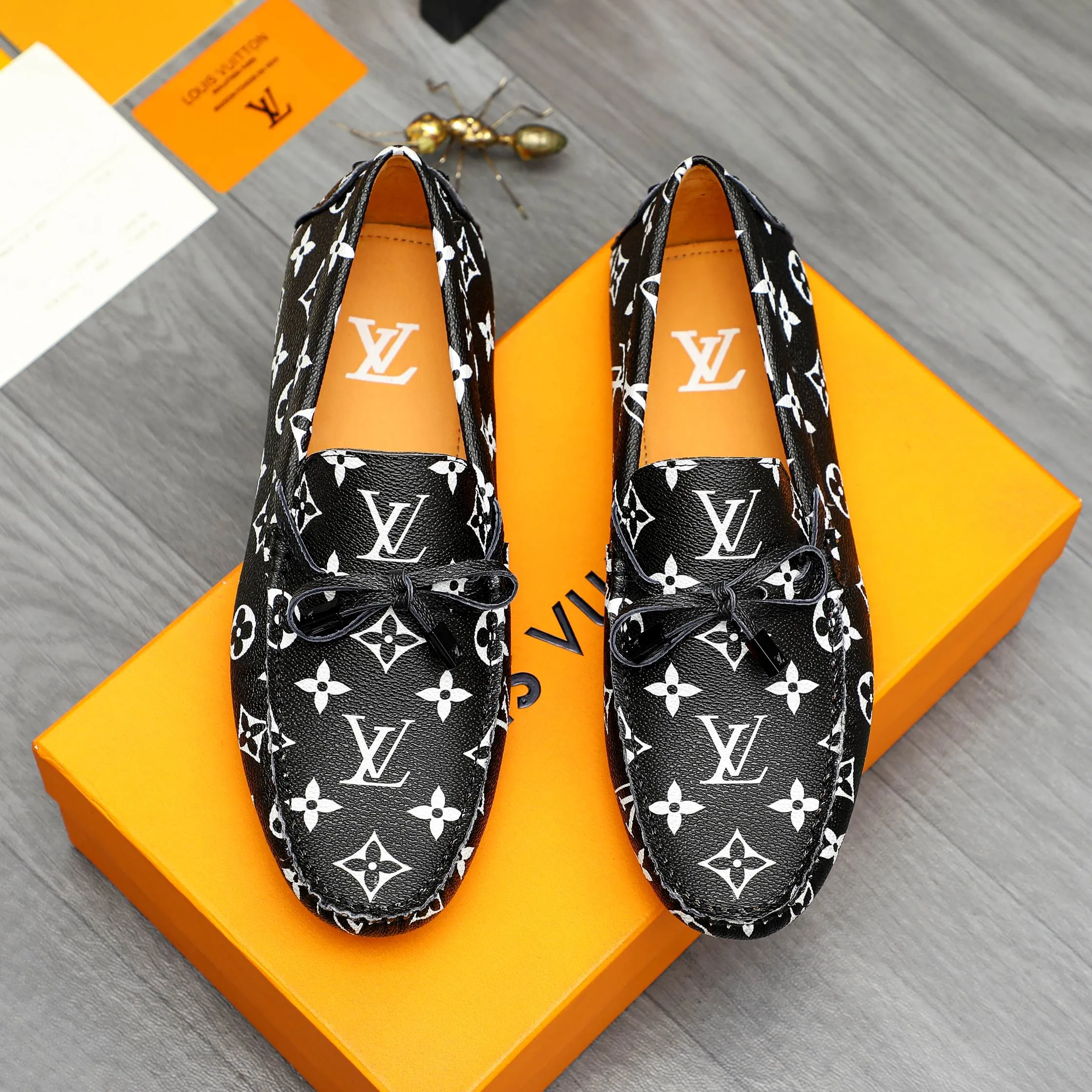 Men's shoes💰380 Product trademark: LV "Louis Vuitton" casual beanie shoes Regular size: 38-45 (45 is custom-made and non-returnable) Product materials: Selected printed cowhide upper, pigskin lining, rubber bean outsole